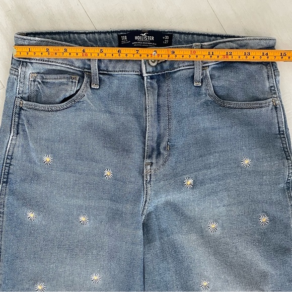 HOLLISTER Ultra High Rise Mom Jean Vintage Stretch floral Daisy Embroidery, 30” - Picture 13 of 17